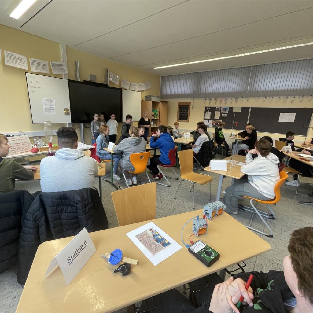 Anhand von verschiedenen Experimenten stellte sich das Fach Physik einmal vor.