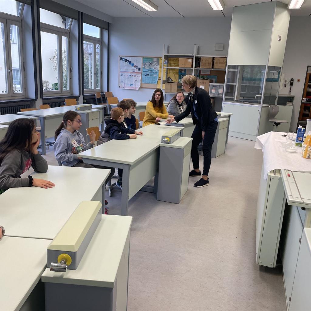 Im Fach Chemie kann auch so einiges ausprobiert werden.