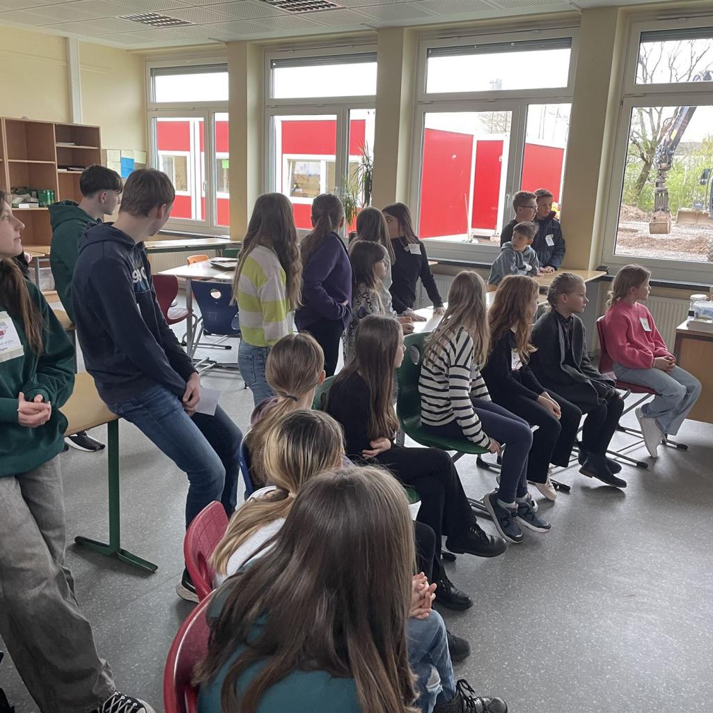 Die Scouts der 10. Klasse betreuten die Viertklässler über den Tag und beantworteten eifrig die Fragen.