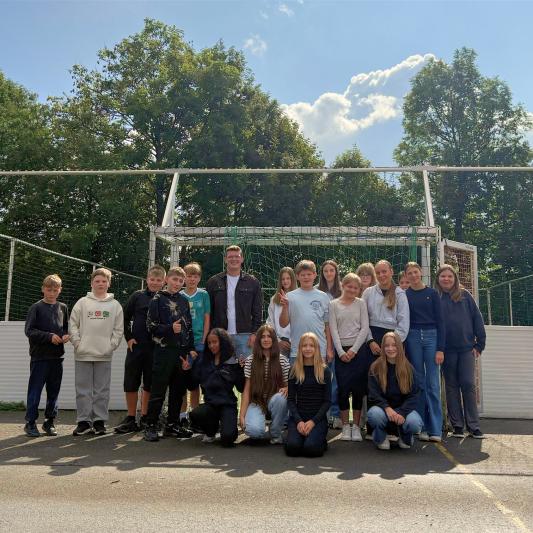 Ehemaliger Schüler besucht die 7a